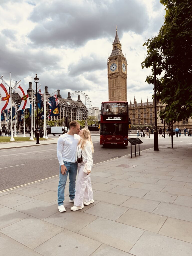 Kissing in front of Big Ben in London